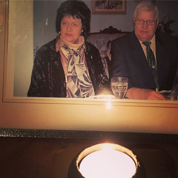 Mamma pappa och ett tänt ljus