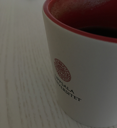 Jobbmugg på grått bord