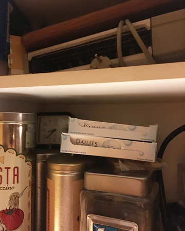 Köksskåp med brödrost pasta väckarklocka kontaktlinser