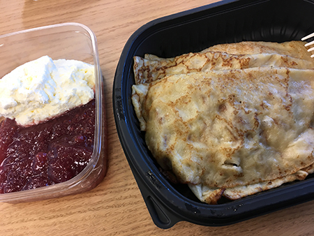 Pannkakor med sylt och grädde Pannkakor med sylt och grädde