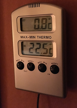 Termometer som visar 0,8 grader utomhus och 22,5 grader inomhus. Termometer som visar 0,8 grader utomhus och 22,5 grader inomhus.