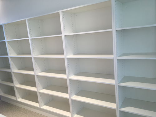 Billyhyllor vita och tomma