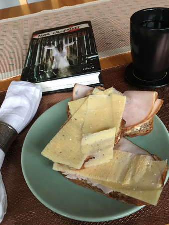 Mackor kaffe och boken Bödelskyssen