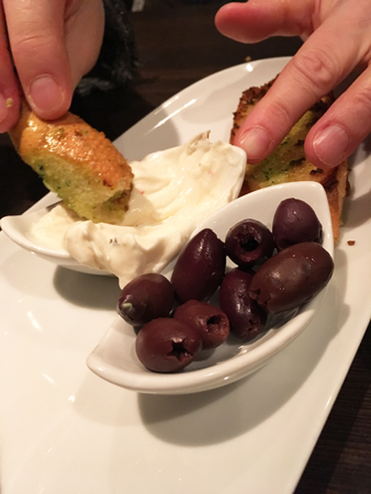 Förrätt aioli vitlöksbröd svarta oliver