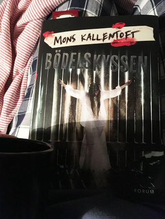 Kaffe och Bödelskyssen på sängen