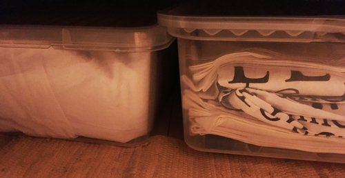 Lådor med linne och gardiner under gästsängen