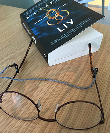 Glasögon och boken Liv