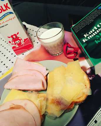 Mackor mjölk och bok