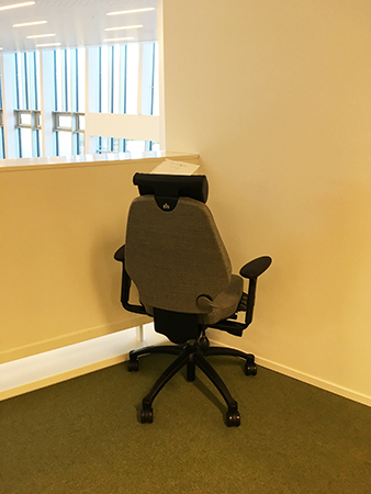 Skrivbordsstol i skamvrån