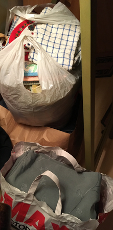 Kassar med gardiner handdukar grytlappar till återvinning