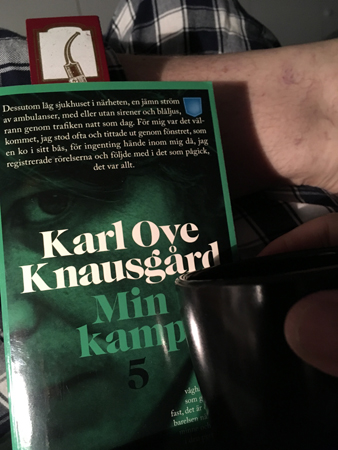 Min kamp 5 och kaffe på sängen