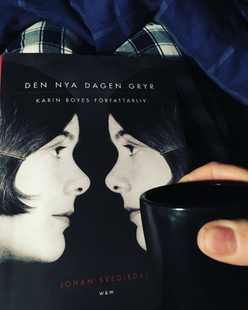 Kaffe och boken Den nya dagen gryr