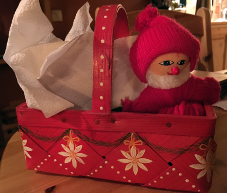 Tomte i servettkorg