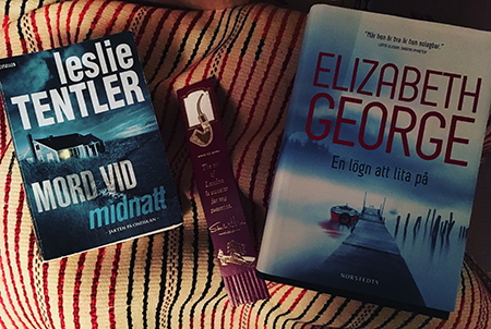 Böckerna Mord vid midnatt och En lögn att lita på