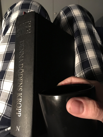 Bok och kaffe på sängen