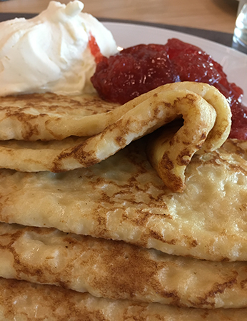 Pannkakor med sylt och grädde
