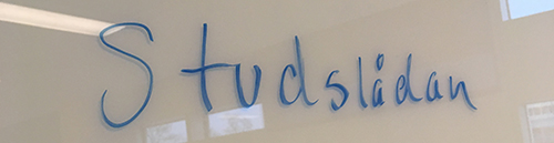 Ordet Studslådan skrivet på en whiteboard