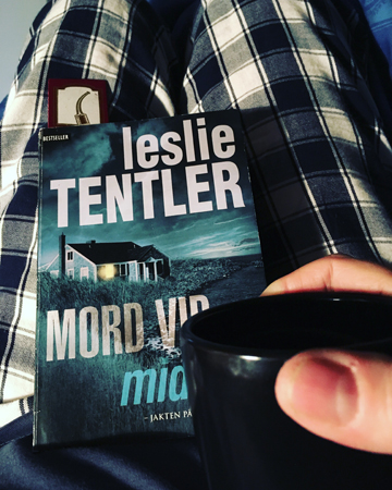Kaffe och boken Mord vid midnatt på sängen