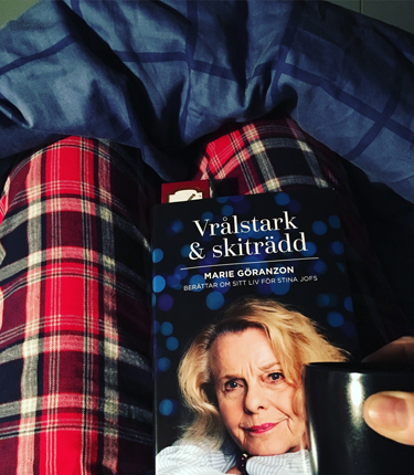 Kaffe och boken Vrålstark och skiträdd på sängen Kaffe och boken Vrålstark och skiträdd på sängen