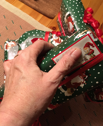 Julklappar 2017 med min hand på