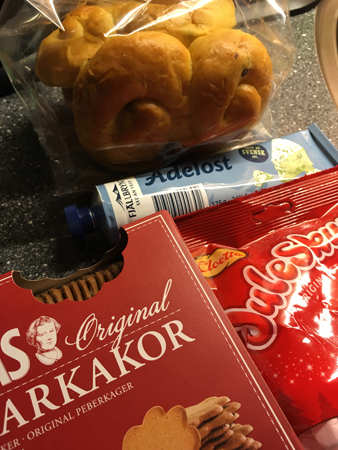 Lussekatter pepparkakor ädelost och juleskum