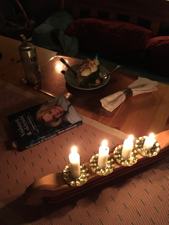 Middag med tänd adventsljusstake