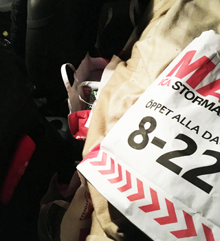 Papperskassar i baksätet