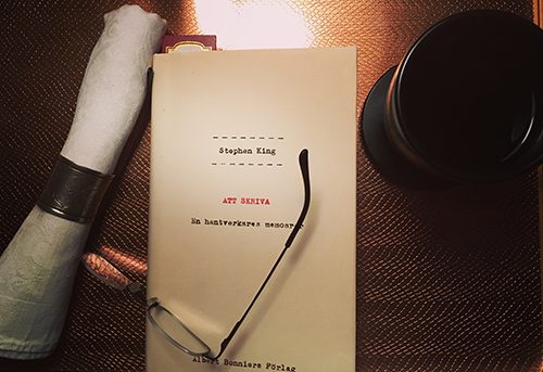 Boken Att skriva linneservett och kaffe