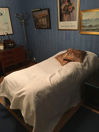 Gästsängen i sovrummet från ena sidan