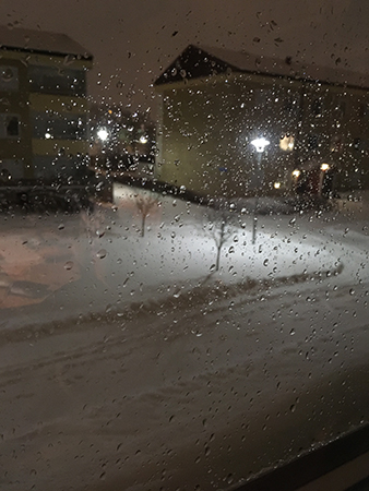 Regn på fönster och snö