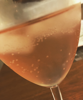 Rosa bubblande till fördrink i glas