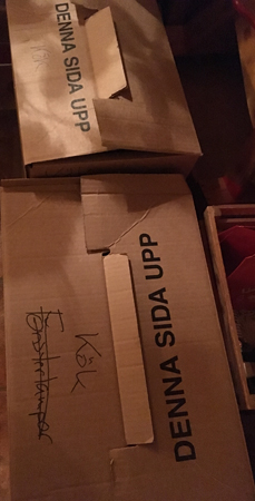 Två flyttlådor till köket