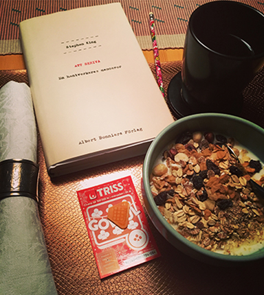 Frukost med kaffe yoghurt bok och Triss