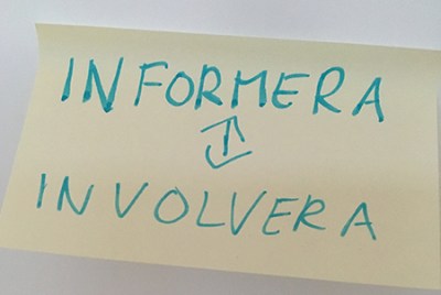 Postit-lapp med texten Informera <-> involvera