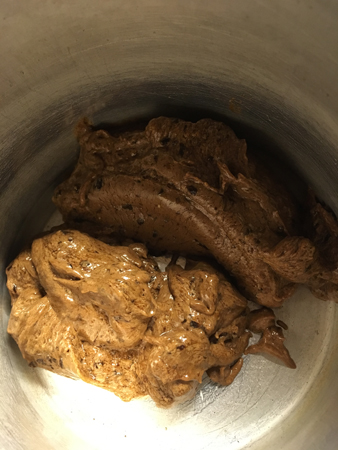 Rödvinssås i kastrull