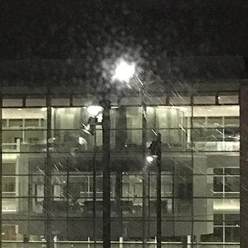 Snöblandat regn utanför jobbfönstret