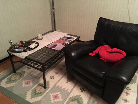 Vardagsrum med bord och bästefåtölj