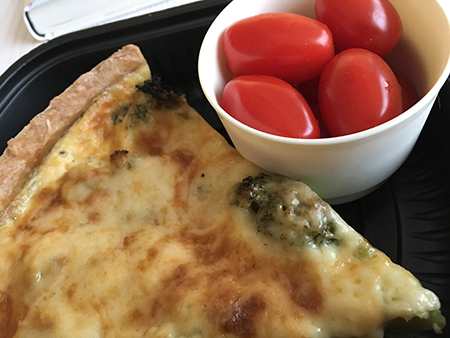 Broccoli o ädelostpaj och tomater