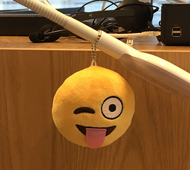Emoji räcker ut tungan