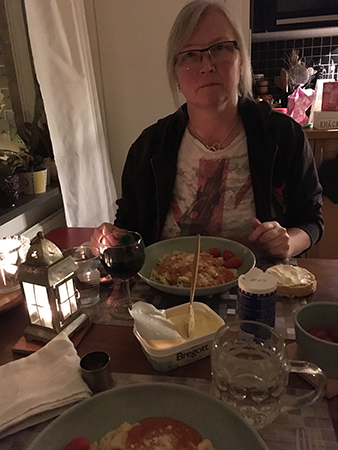 Anna vid middagsbordet