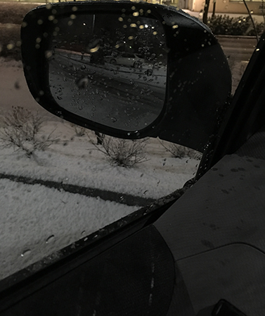 Backspegel och snöig bakgrund