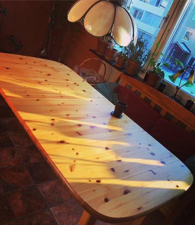 Kaffemugg på köksbordet