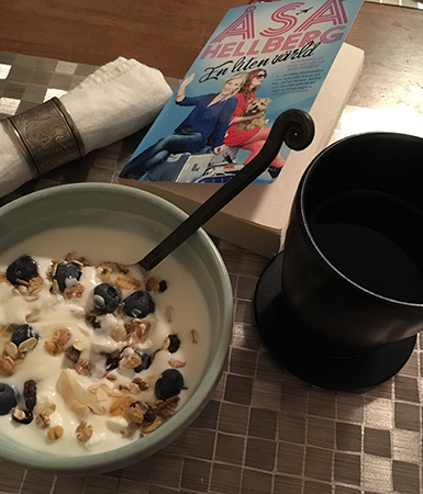 Lyxfrukost med blåbär i yoghurten