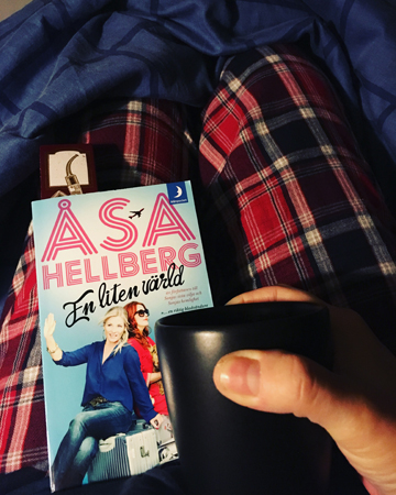 Boken En liten värld och kaffe på sängen