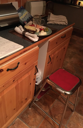 Söndagsmiddag vid köksbänken med röd pall Söndagsmiddag vid köksbänken med röd pall