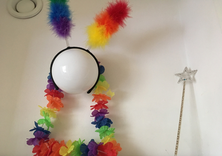 Piffat med regnbågsdiadem stjärnspö och krans