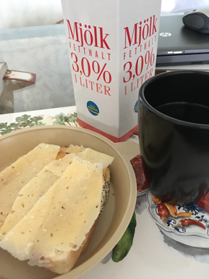 Rostat bröd kaffe o mjölk t lunch