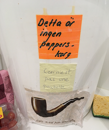 Papperskorg med en lapp med texten "Detta är ingen papperskorg"