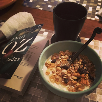 Vardagsfrukost vid köksbordet i nya köket