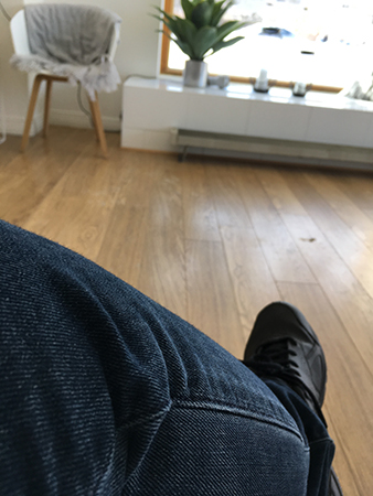 Ensam hos mäklaren Ensam hos mäklaren